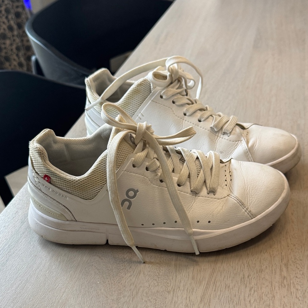 On Cloud - Women's On The Roger Advantage 2 Sneaker Sz 6